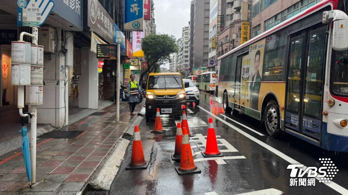 目前周邊已使用交通錐圍起警示。（圖／TVBS）