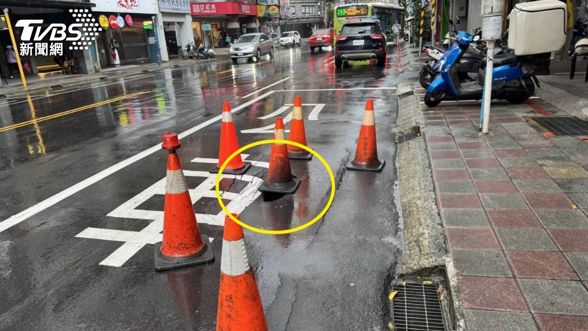 大雨下不停！新北永和公車停靠處「驚見2米坑洞」養工處急搶修