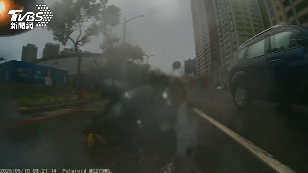 天雨路滑！高雄雨天騎士疑壓標線自摔　台南駕駛酒駕自撞