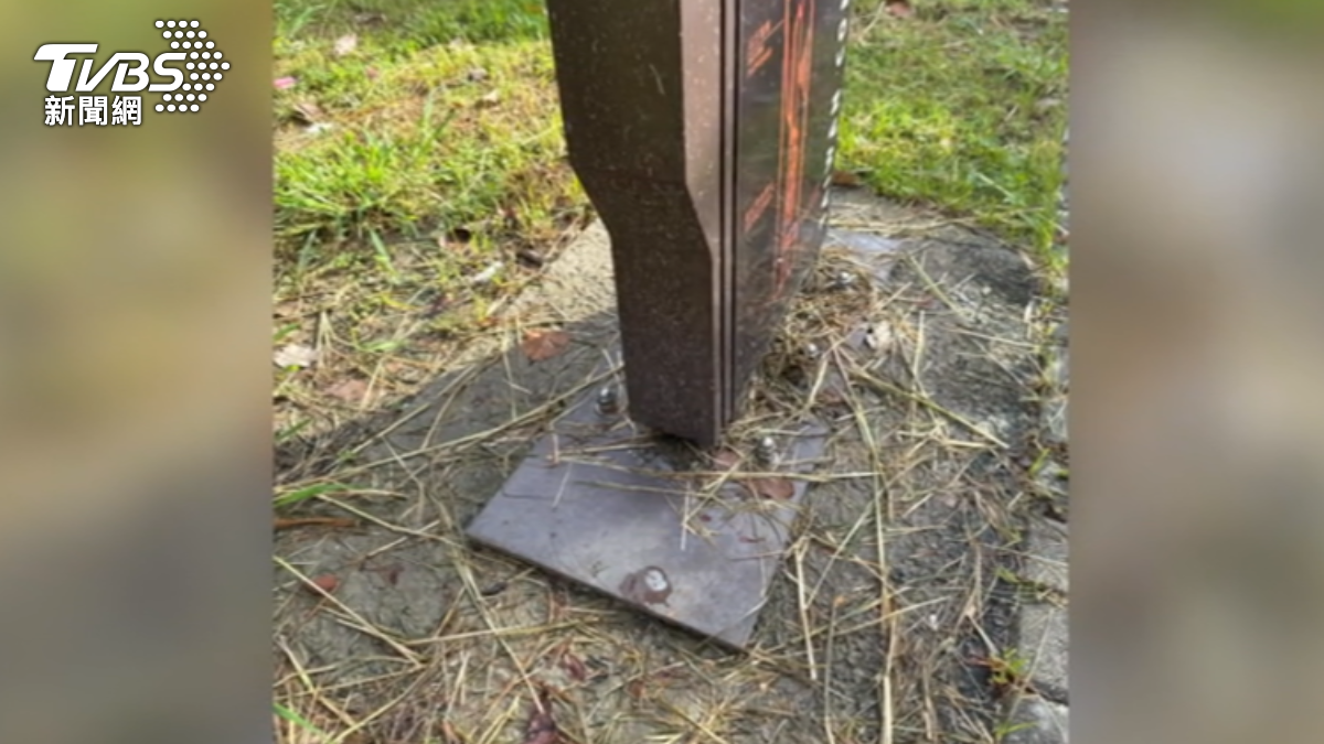 綠空鐵道鐵製指示牌漏電　柴犬誤踩痛到尖叫