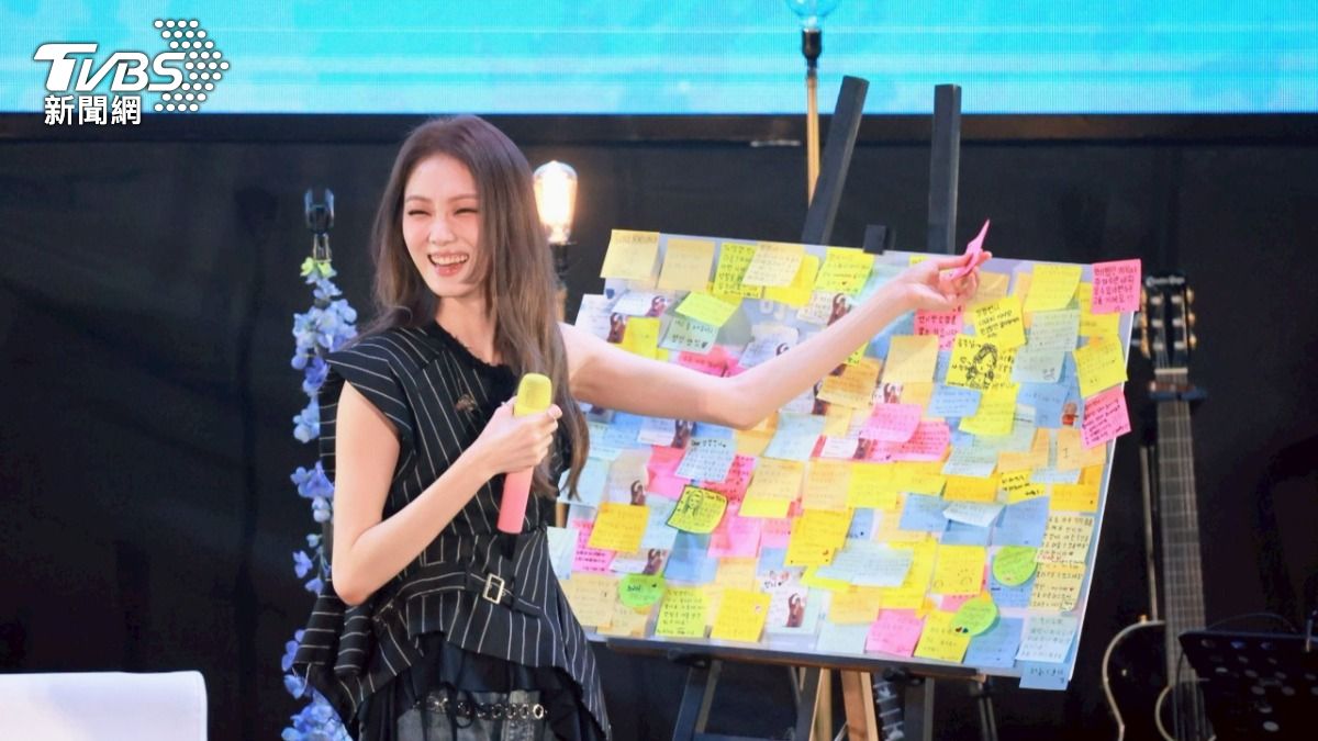 李聖經在台上隨機抽選粉絲們的問題。(圖/趙世平攝)