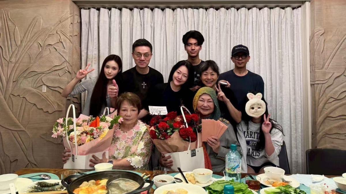 S媽一家慶祝母親節。（圖／翻攝S媽臉書）