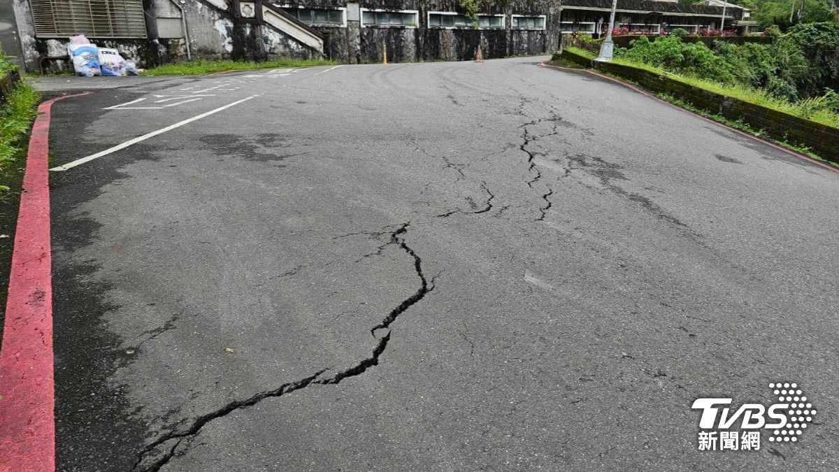 伯爵街14巷口道路出現大片裂痕。（圖／TVBS）
