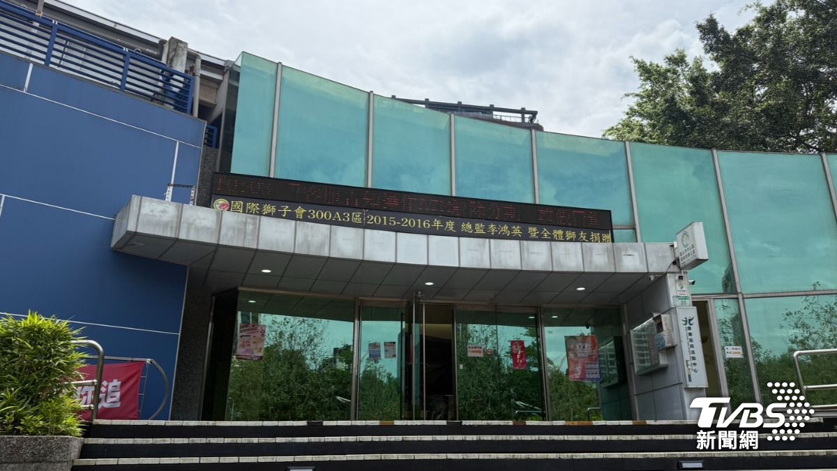冷男上午8時許突然陳屍在康樂里民活動中心內。（圖／TVBS）