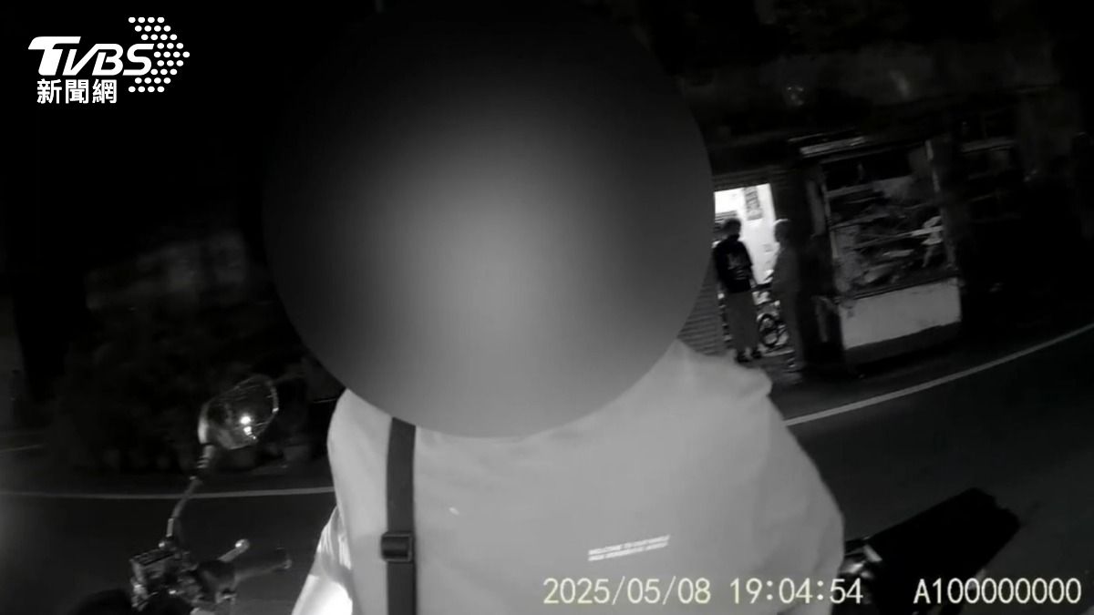 周男將菜刀放在機車車廂內，警方後續依照恐嚇罪將周男帶返所偵辦。（圖／TVBS）