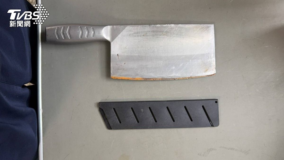周男將菜刀放在機車車廂內，警方後續依照恐嚇罪將周男帶返所偵辦。（圖／TVBS）