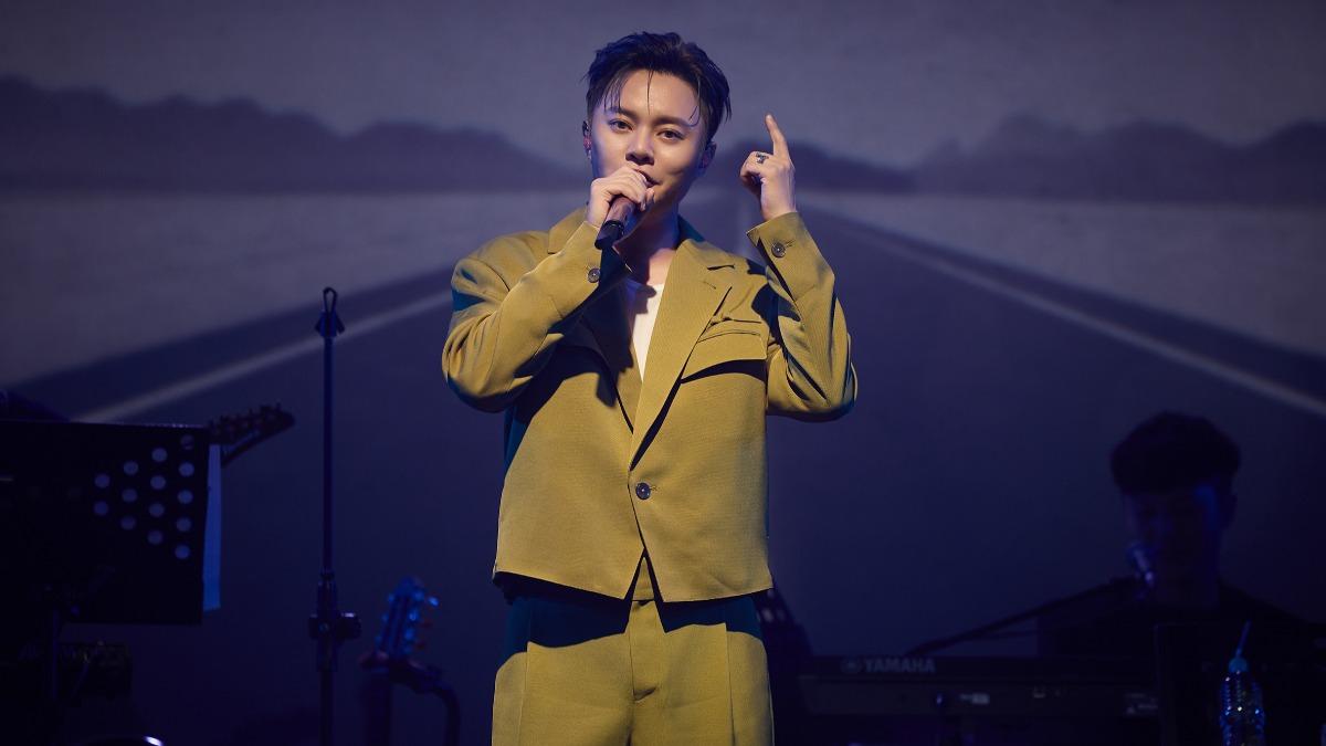 許富凱挑戰歌王、歌后歌曲。(圖/何樂音樂X寬宏藝術提供)
