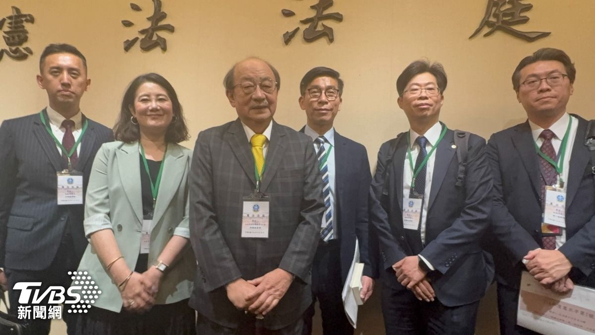 民進黨團總召柯建銘（左三）、立委吳思瑤（左二）、鍾佳濱（右三）今到憲法法庭參加說明會。（圖／潘千詩攝）