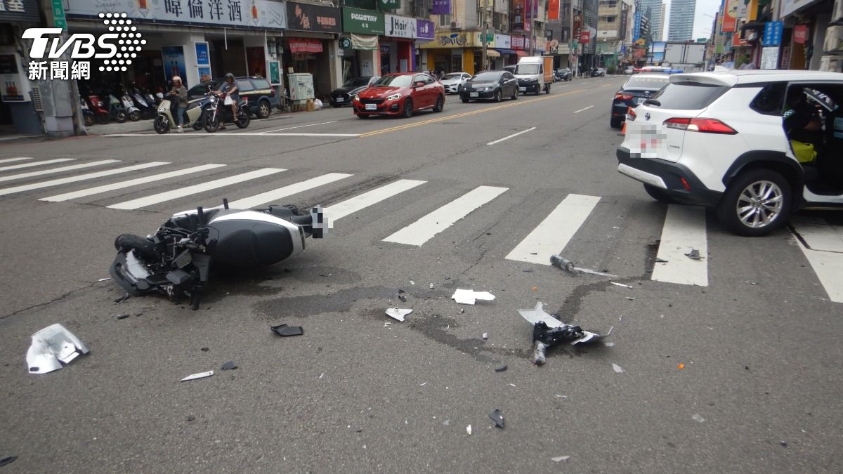 一名計程車駕駛行經路口準備大迴轉，撞上直行騎士。（圖／TVBS）