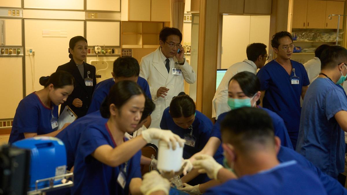 《院長爸爸》方文琳（左起）、戴立忍、高英軒還原八仙塵爆北慈急診室收治場面。（圖／大愛提供）