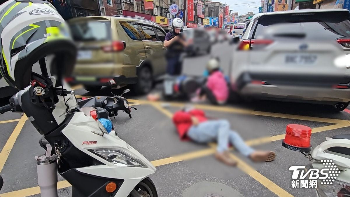 板橋中正路大勇街口兩輛機車路口碰撞，還波及兩輛停等紅燈的小客車。(圖／ＴＶＢＳ）