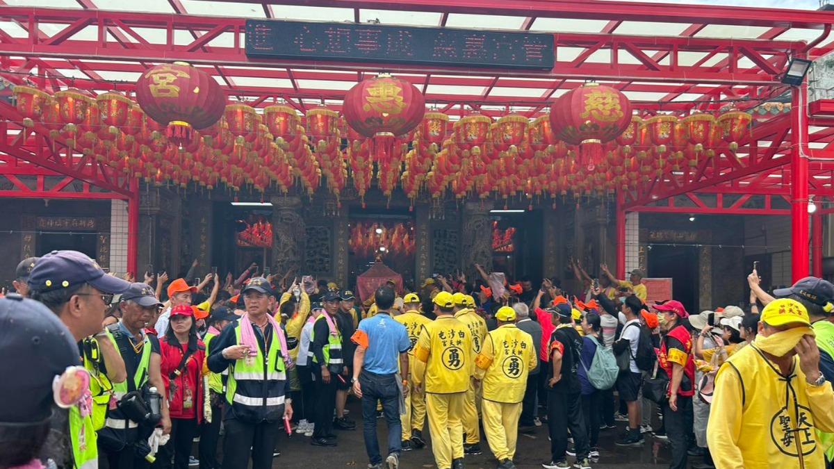 2025年報名參與白沙屯媽祖進香活動的人逼近33萬，創下紀錄。(圖／翻攝自白沙屯拱天宮FB)