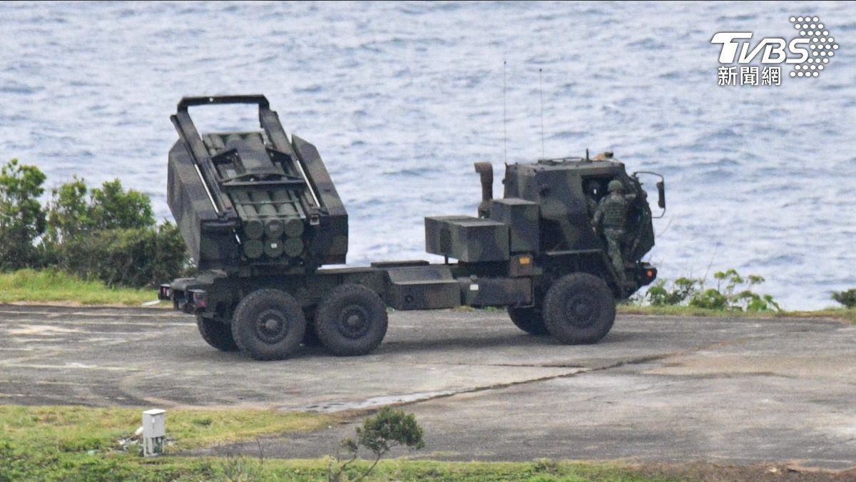  國軍在九鵬基地首次射擊海馬斯火箭彈，多批發射車以單發、連發和齊射方式發射驗證訓練成果。（圖／胡瑞麒攝）