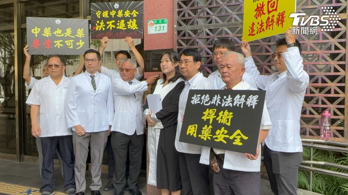 藥師公會12日前往台北地檢署，告發衛福部長邱泰源及司長蘇奕彰，涉犯《貪污治罪條例》圖利罪。（圖／潘千詩攝）