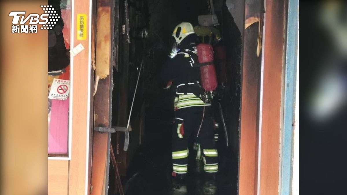 消防進入火場。(圖/TVBS)