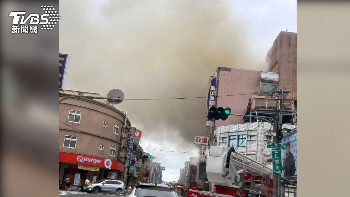 街道瀰漫濃煙。(圖/TVBS)