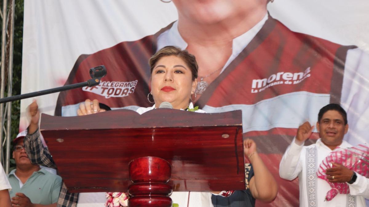 市長候選人賴拉（中）今天在競選造勢活動中遭到槍擊身亡。（圖／翻攝自Yesenia Lara Gutiérrez臉書）