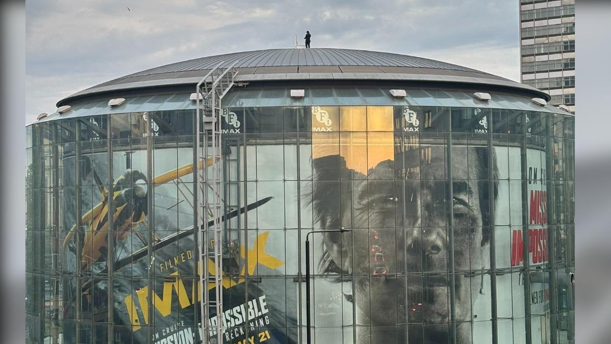 湯姆克魯斯爬上BFI的IMAX戲院屋頂。（圖／翻攝自X）