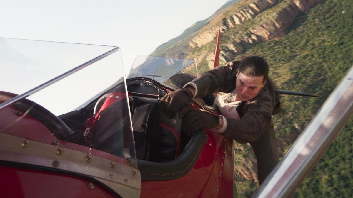 湯姆克魯斯在《不可能的任務：最終清算》親自爬上高空飛行的飛機。（圖／UIP提供）