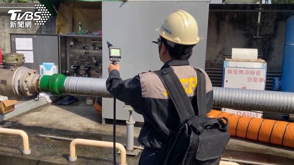 環保局派員稽查為欣高瓦斯在仁武區鳳仁路上的配氣站，因嗅劑壓力表頭故障洩漏。（圖／TVBS）