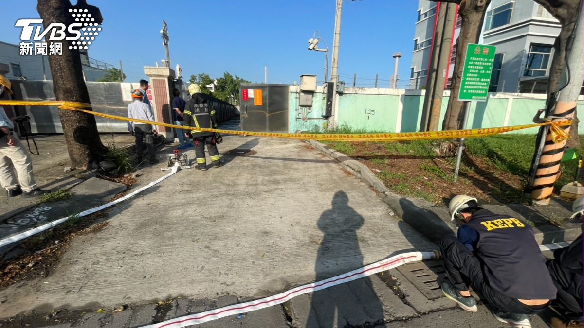 消防在5時06分獲報後出動3車6人前往仁武區鳳仁路異味查看。（圖／TVBS）