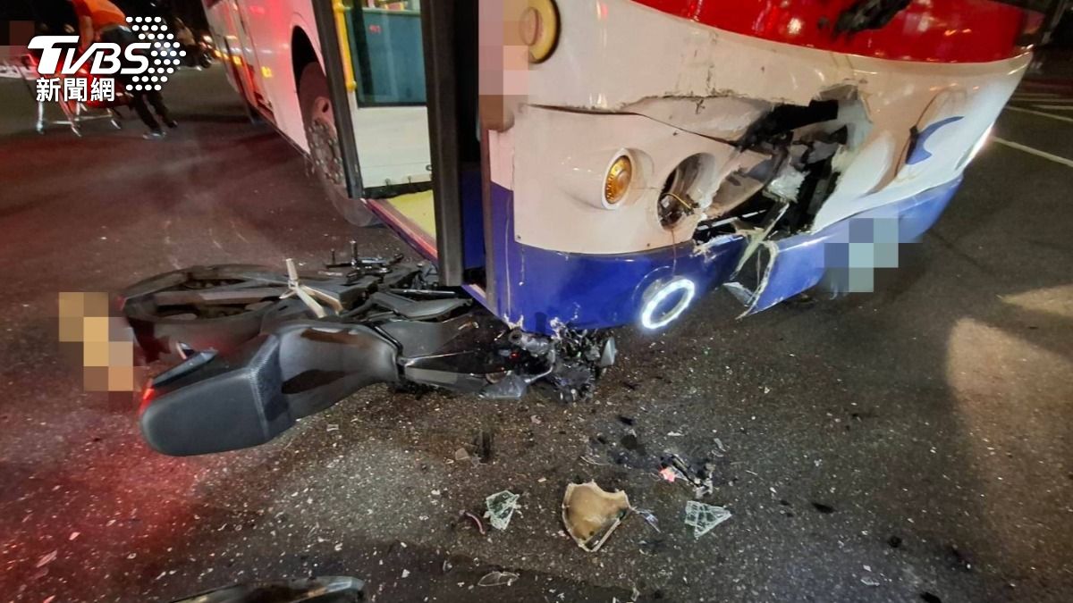 公車車頭撞出一個大洞，重機卡在車頭下方。（圖／TVBS）