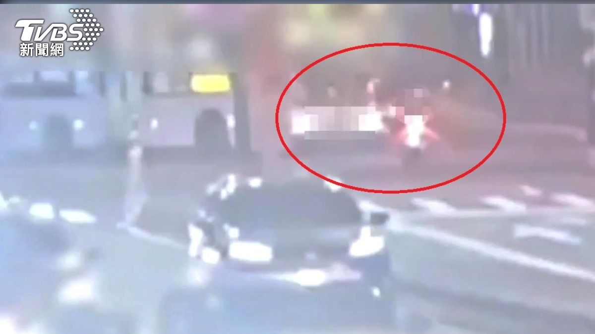 車禍撞擊瞬間。（圖／TVBS）