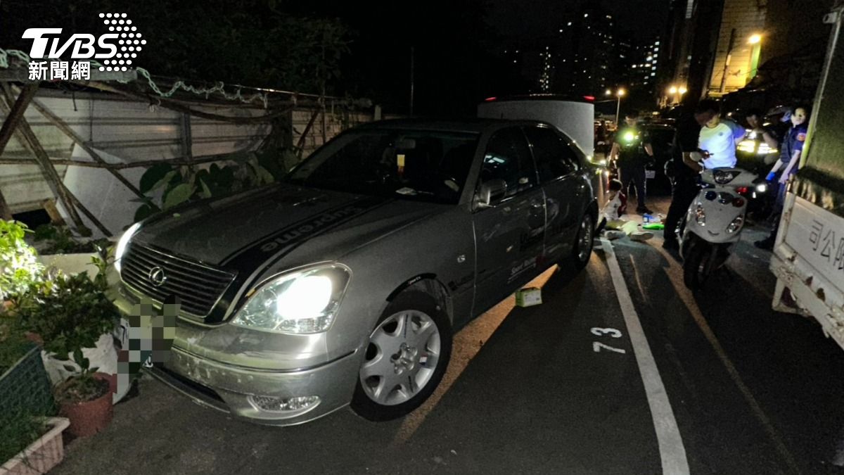 通緝犯拒檢逃逸，警方攔截圍捕3名男子。（圖／TVBS）