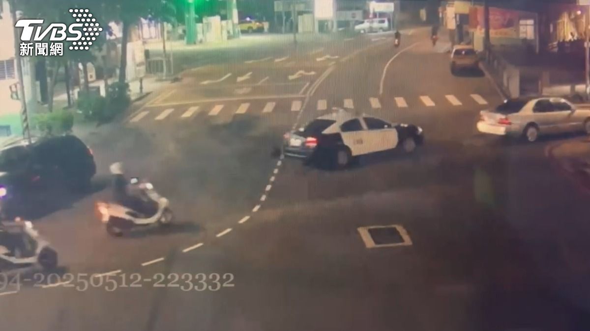 通緝犯拒檢逃逸，警方攔截圍捕。（圖／TVBS）