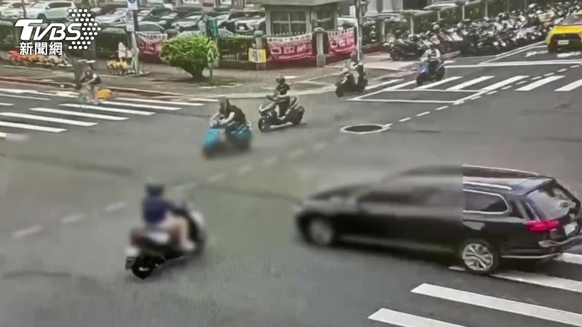 轎車闖紅燈肇事前影像。（圖／TVBS）