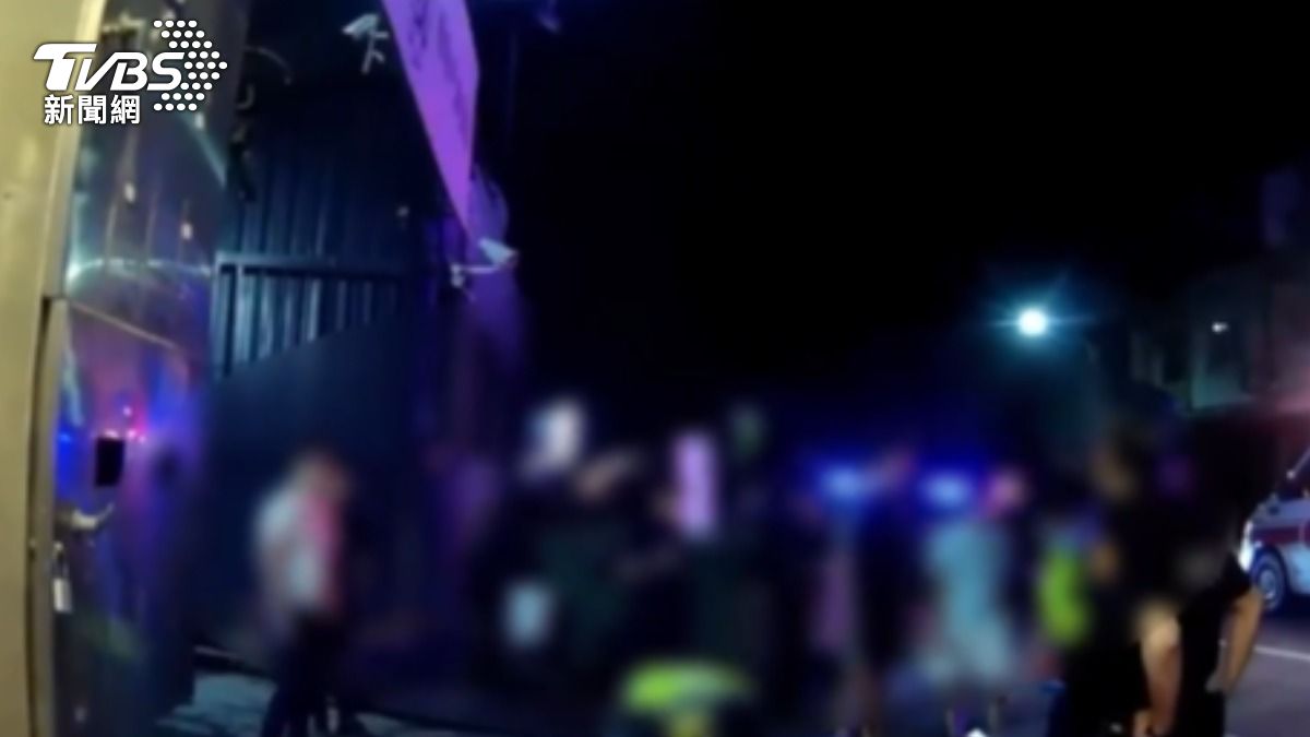 男子手腳皆有刀傷，三名犯嫌已逃逸。（圖／TVBS）