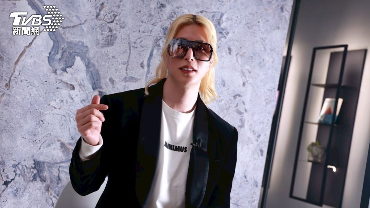 送上韓式手指愛心的羅蘭。（圖／黃城碩攝）