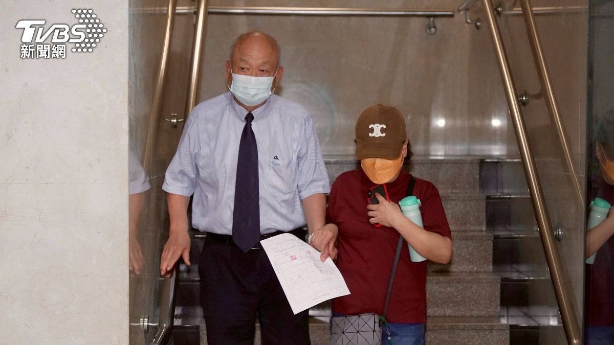 前鼎越開發董事長朱亞虎（左）出庭說明京華城案。（資料圖/華子琛攝)