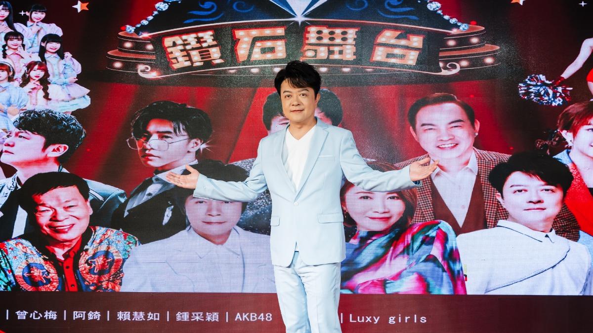 翁立友靠洪榮宏翻身。（圖／萬星傳播提供）