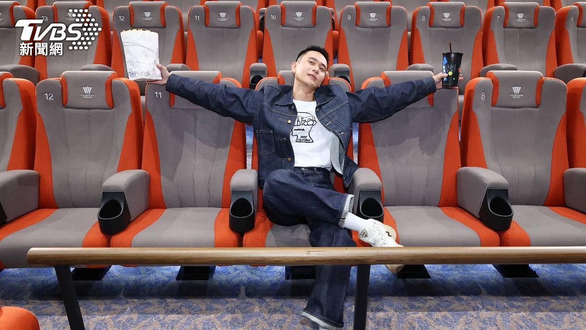 劉冠廷手拿爆米花跟飲料，心情十分雀躍。（圖／羅子欣攝）