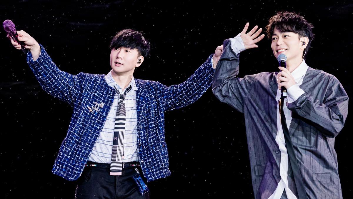 林俊傑跟林宇中合唱〈靠岸〉。（圖／JFJ Productions & Unusual Entertainment 提供）