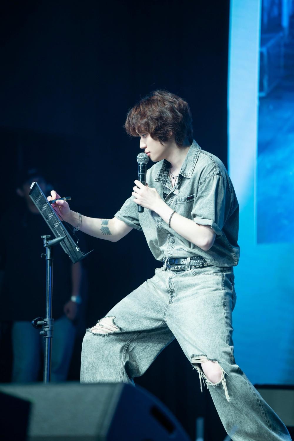 NIEL遊戲環節中大方開放搜包。（圖／FU Entertainment、DJB提供）