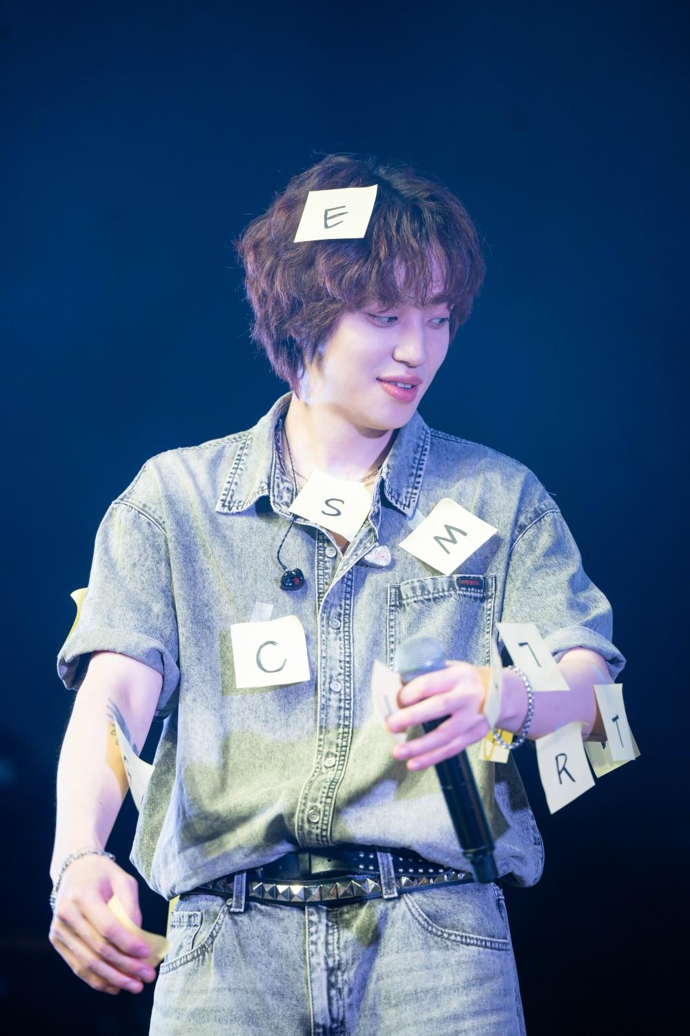 NIEL要甩掉便利貼，回答留在身上的題目，未料牛仔布料讓便利貼超好甩掉。（圖／FU Entertainment、DJB提供）