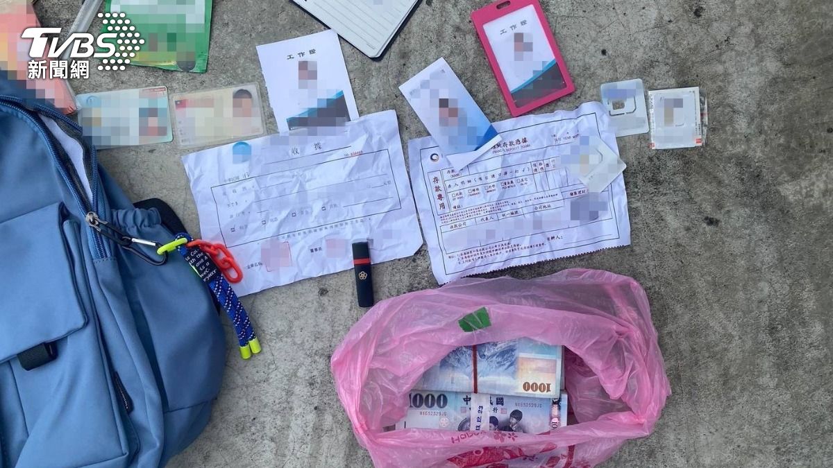 警方查獲現金贓款、假證件等證物。(圖/TVBS)