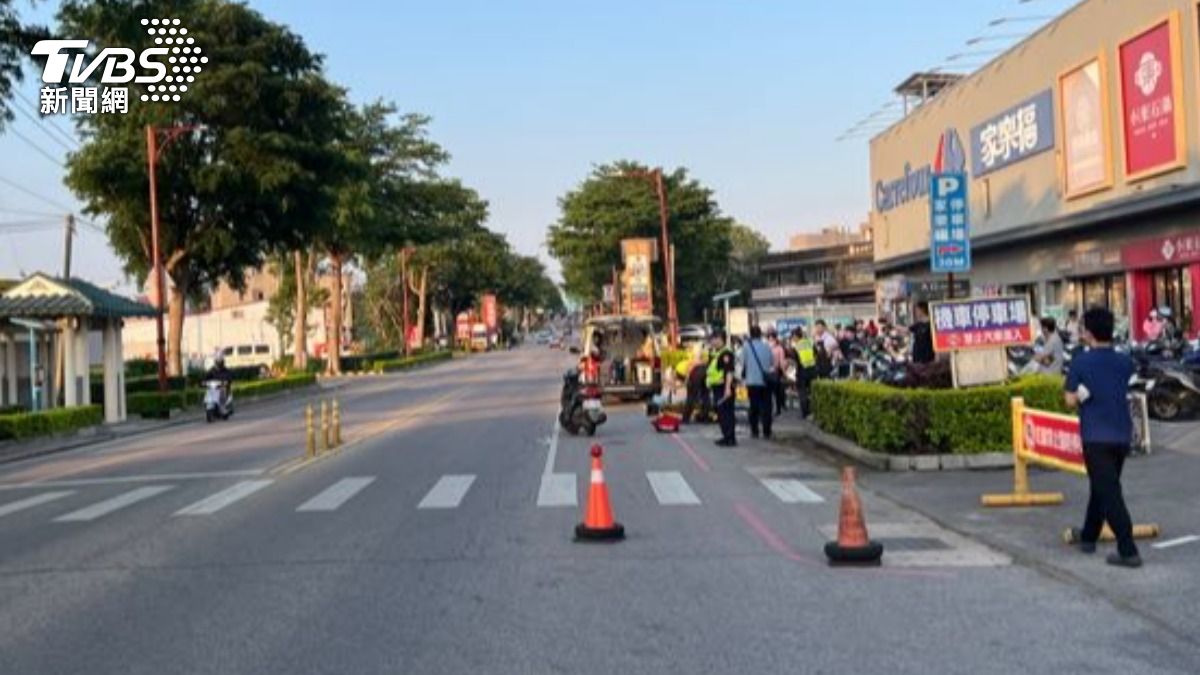 下班潮嚴重車禍！金門路人遭機車猛撞　「血流一地」昏迷送醫