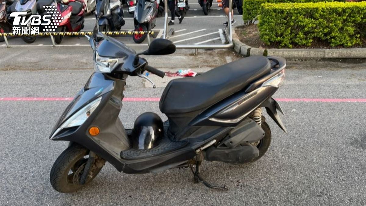 機車駕駛行經行人穿越道，直接撞上正橫越馬路的男子。（圖／TVBS）