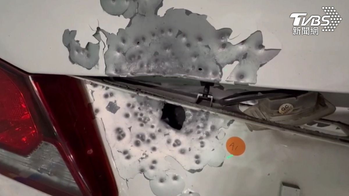車輛佈滿彈孔。（圖／TVBS）