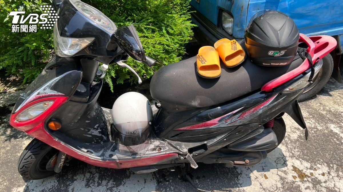 陳男的機車停在現場。（圖／TVBS）