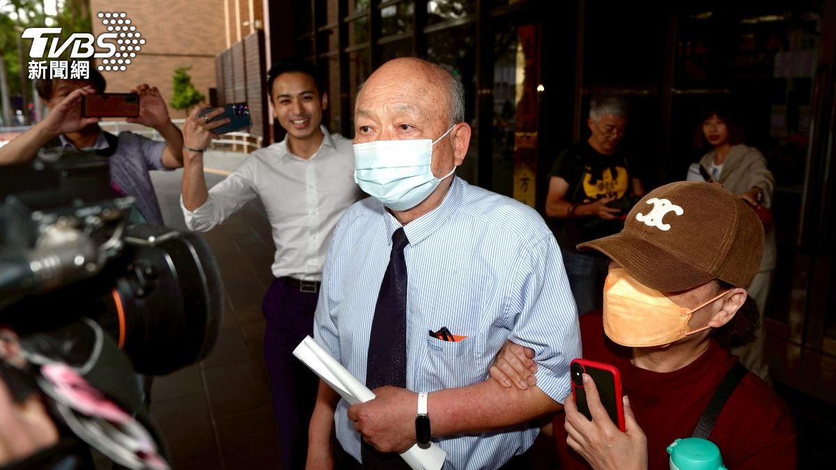 前鼎越開發董事長朱亞虎（左）出庭說明京華城案。（圖/華子琛攝）