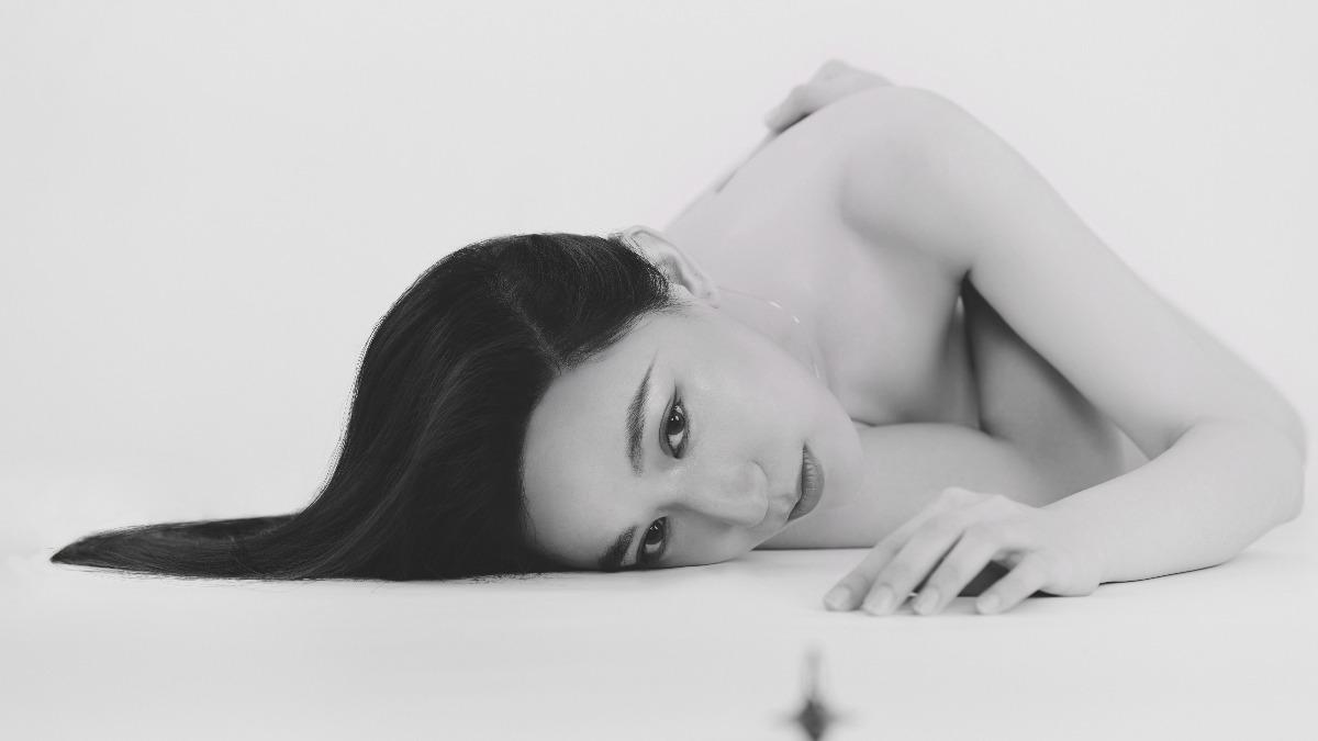 黃瑋昕推出創作單曲〈The One That Got Away〉。（圖／索尼音樂提供）