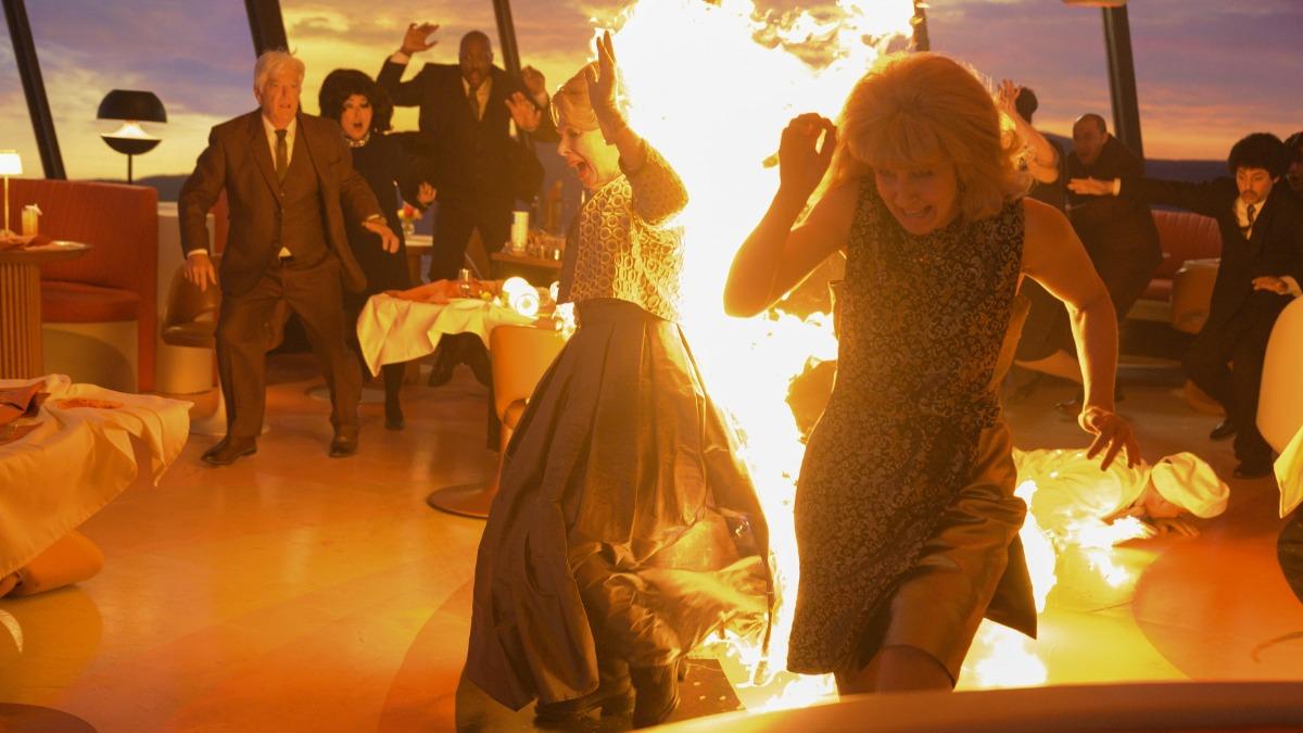 《絕命終結站 血脈》71 歲特技演員全身著火，創下「鏡頭前最年長著火者」的世界紀錄。（圖／華納兄弟提供）