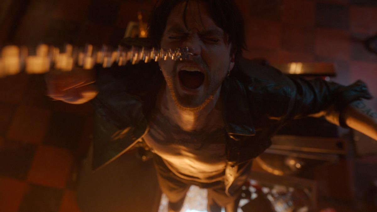 理查哈蒙飾演的刺青師出意外，因鼻環遭鐵鍊卡住。（圖／華納兄弟提供）