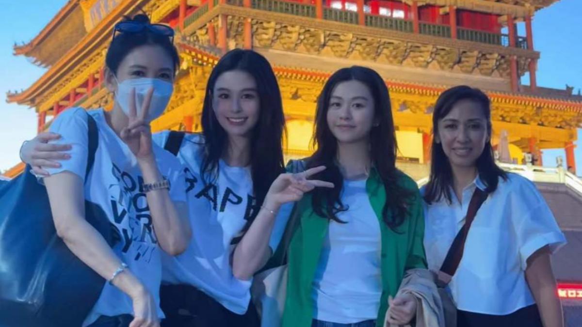 邱淑貞（左）罕見同框2個寶貝女兒沈月（左二）、沈日（右二），兩姊妹被許多網友稱讚是「最美星二代」。（圖／翻攝自IG）