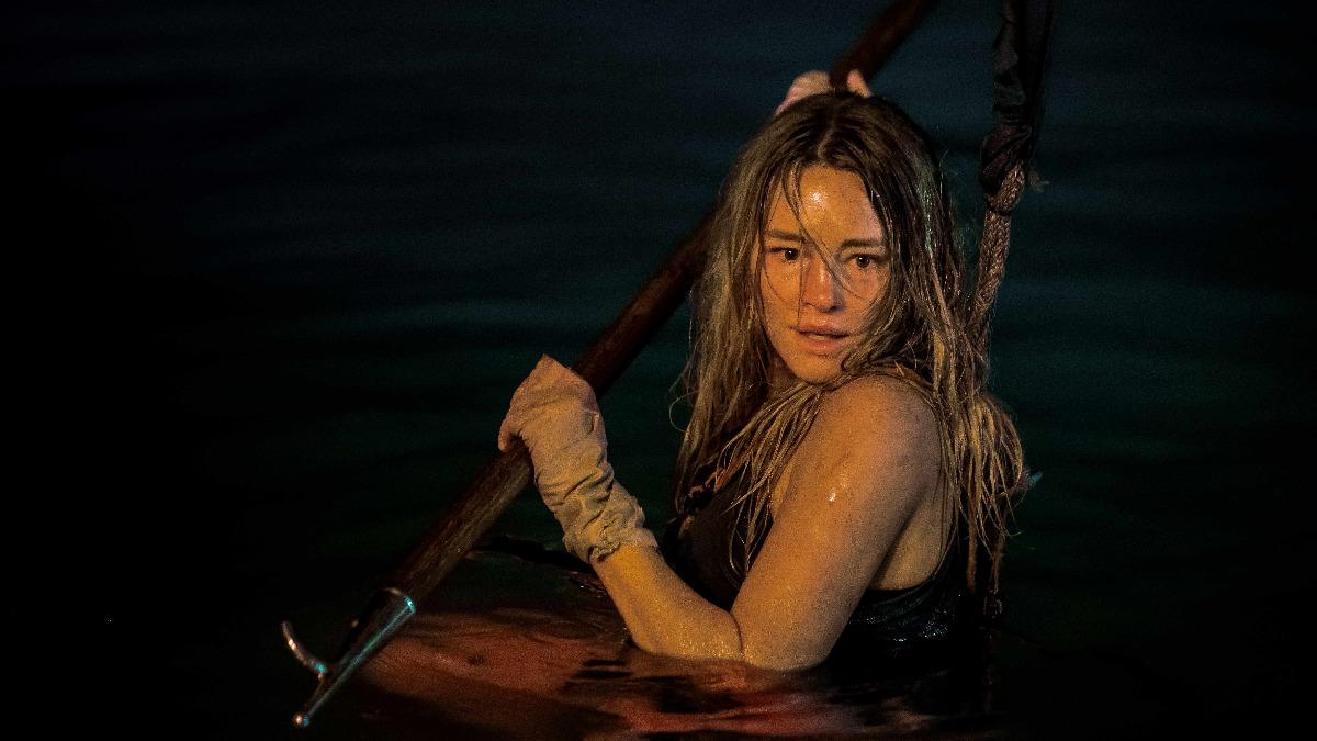 哈西哈里森在《鯊人魔》中被一名迷戀鯊魚的連環殺手綁架。（圖／CATCHPLAY提供）