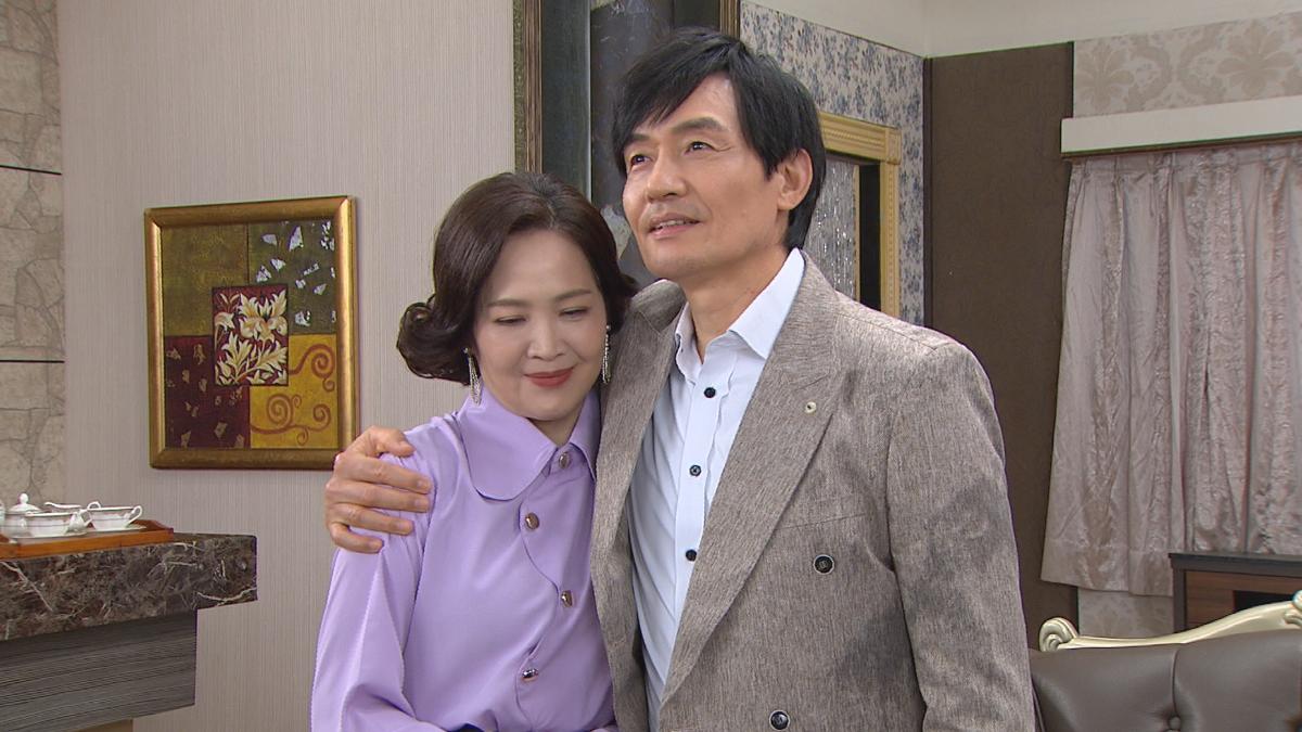 《願望》林秀玲（左）環抱霍正奇害羞躲起來。（圖／三立提供）